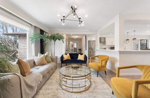 Richmond Hill House | Elegant 4 Bedroom & 3 Bathroom Bungalow Villa with Private Hot Tub