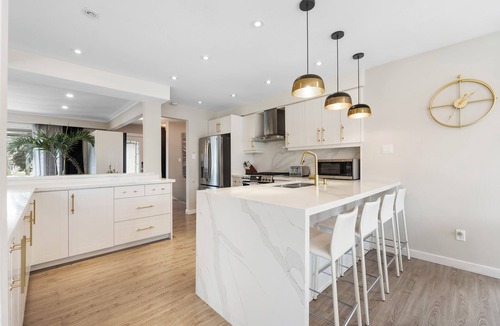 Richmond Hill House | Elegant 4 Bedroom & 3 Bathroom Bungalow Villa with Private Hot Tub