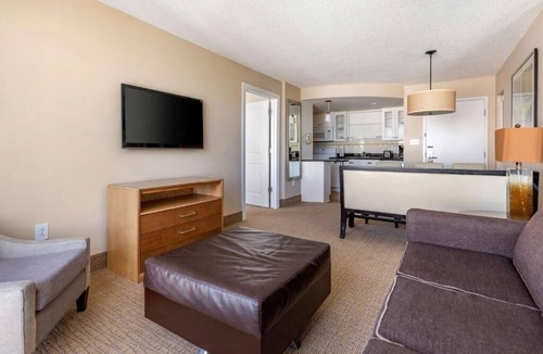 Northeast Virginia Beach Hotel | Elegant 4-Room Coastal Retreat – Fun, Comfort & Beach Access