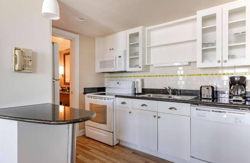 Northeast Virginia Beach Hotel | Elegant 4-Room Coastal Retreat – Fun, Comfort & Beach Access