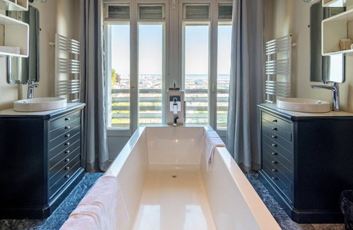 Cote Ouest Ormeaux Apartment | Elegant 4-star Penthouse with sea view