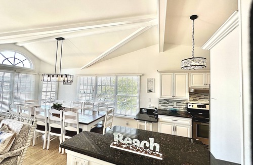 North End House | Elegant 4Bed, 3Bath 2Story, Hrdwd Flrs, PET FRIENDLY, Bed Linens, great location