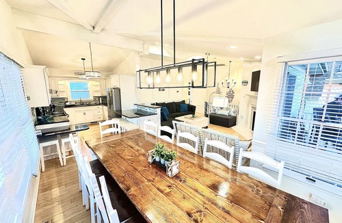 North End House | Elegant 4Bed, 3Bath 2Story, Hrdwd Flrs, PET FRIENDLY, Bed Linens, great location