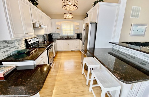 North End House | Elegant 4Bed, 3Bath 2Story, Hrdwd Flrs, PET FRIENDLY, Bed Linens, great location
