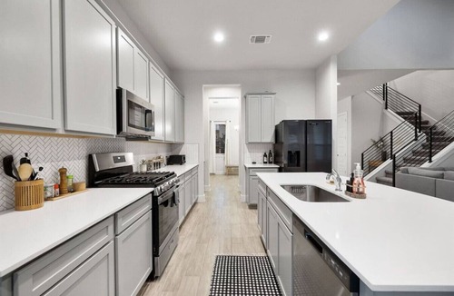Austin House | Elegant 4BR Home with Office | Prime Location Near DT