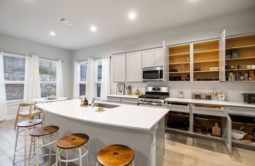 Austin House | Elegant 4BR Home with Office | Prime Location Near DT