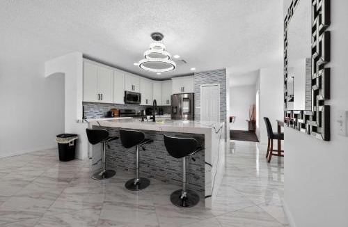 Crescent Lakes House | Elegant 4BR Luxury Home - Private Pool Disney