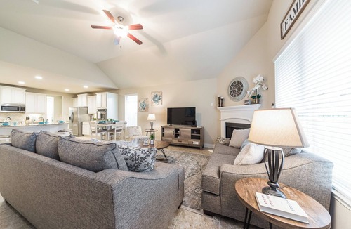 Rosenberg House | Elegant 4BR Residence｜Pet-Friendly｜Spacious Yard｜Remote Work Convenience #41010