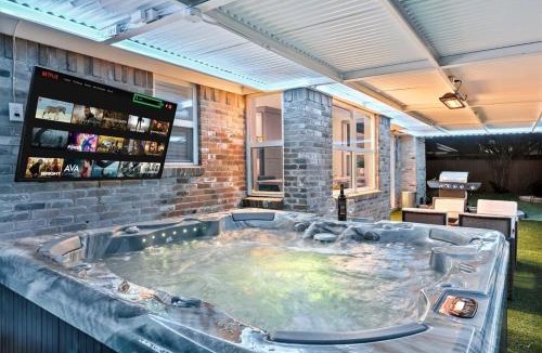 Farmers Branch Villa | Elegant 5BR 2,5BA Holiday Home with Pool, Jacuzzi, BBQ, and Cinema Room