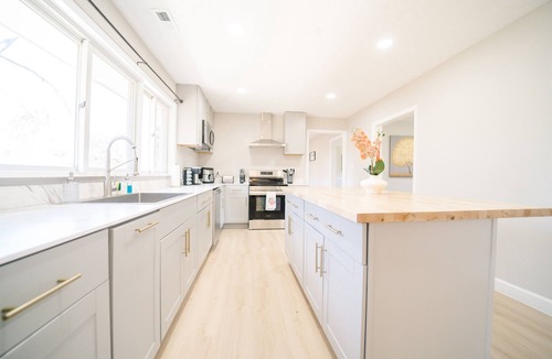 Great Falls House | Elegant 5BR/2BA | Private Parking । Great Falls