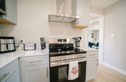 Great Falls House | Elegant 5BR/2BA | Private Parking । Great Falls