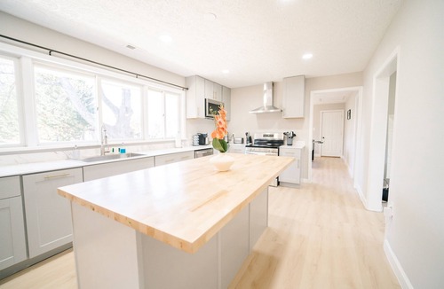 Great Falls House | Elegant 5BR/2BA | Private Parking । Great Falls