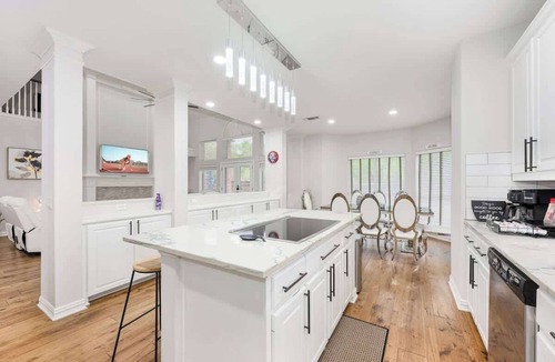 Allen House | Elegant 5BR Estate PoolOasis PingPong Sleeps 22 EV
