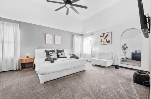 Keller House | Elegant 5BR Pool House with Cinema Fire Pit and Games
