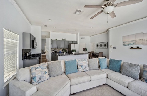 Marbella House | Elegant 5BR Villa with Private Pool by RedAwning