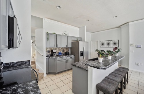 Marbella House | Elegant 5BR Villa with Private Pool by RedAwning