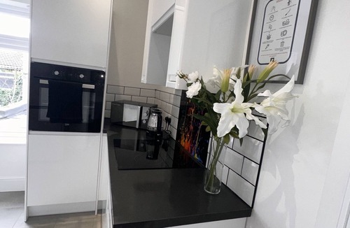 Burton on Trent House | Elegant 6 sleeper apartment ideally located