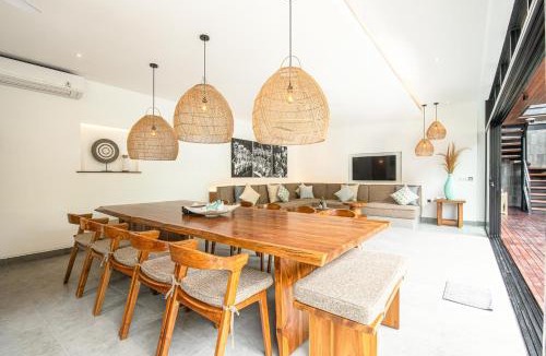 Batubelig Villa | Elegant 6BR Canggu Villa, Jacuzzi, AC,