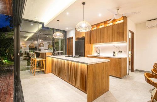 Batubelig Villa | Elegant 6BR Canggu Villa, Jacuzzi, AC,