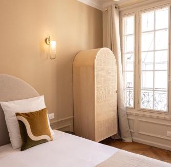 Le Pre-Saint-Gervais Apartment | Elegant air-conditioned apartment with separate bedroom