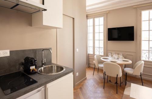 Le Pre-Saint-Gervais Apartment | Elegant air-conditioned apartment with separate bedroom