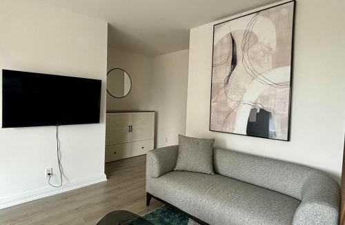 Bloor-Yorkville Apartment | Elegant and Charm Superior Suite Yorkville Toronto