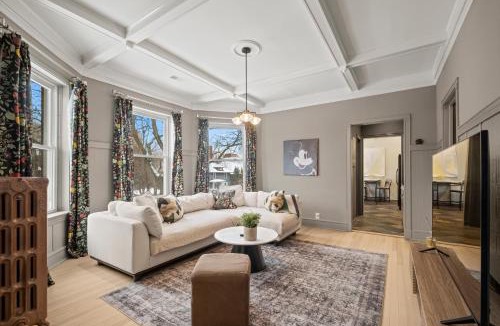 Rogers Park Apartment | Elegant and Chic 2Bed 2Bath steps from the lake!