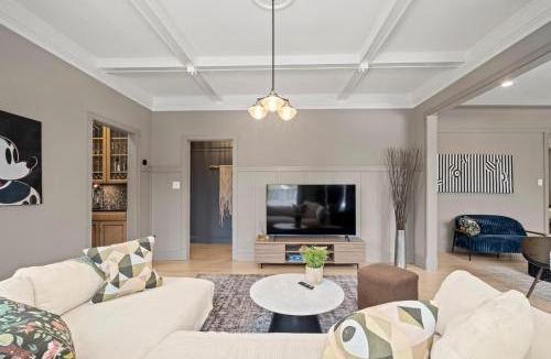 Rogers Park Apartment | Elegant and Chic 2Bed 2Bath steps from the lake!