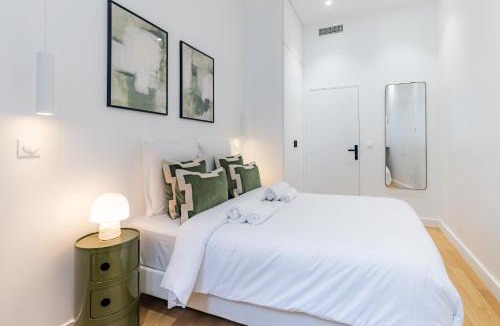 Porte-Dauphine Apartment | Elegant and Spacious 4-Bedroom Apartment in Paris 16th