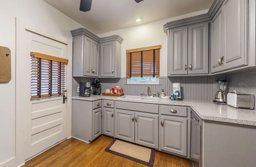 Clarksville Cottage | Elegant and well-equipped cottage w/sunroom, great location, free WiFi