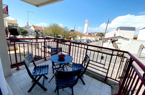 Les Sables d'Olonne Apartment | Elegant Apartment with Garage – 400m from Beach