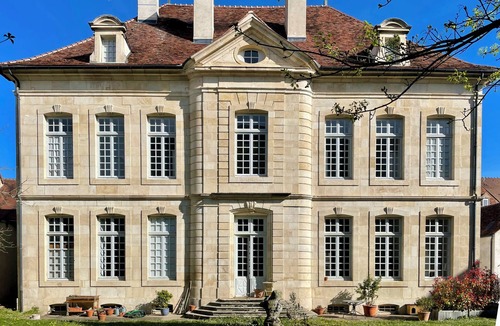 Semur-en-Auxois Apartment | Elegant Apartment in a 17th-Century Mansion with AC – Heart of Semur-en-Auxois