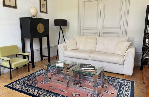 Semur-en-Auxois Apartment | Elegant Apartment in a 17th-Century Mansion with AC – Heart of Semur-en-Auxois