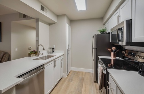 Roseville Apartment | Elegant Apartment Home - Excellent For Long Stays