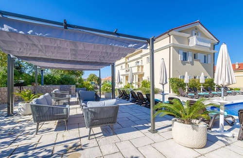 Zidarici Apartment | Elegant apartment Mande 3 in villa with a pool on Krk