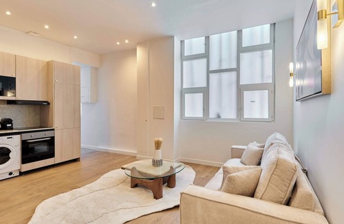 Amerique Apartment | Elegant Apartment with Buttes-Chaumont Park