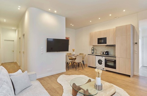 Amerique Apartment | Elegant Apartment with Buttes-Chaumont Park
