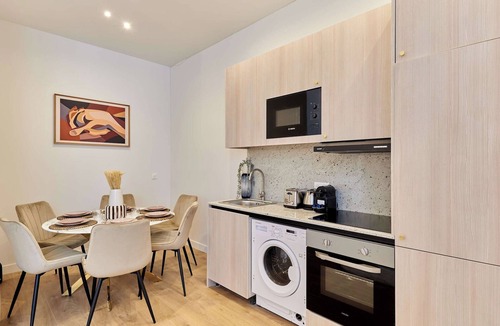 Amerique Apartment | Elegant Apartment with Buttes-Chaumont Park