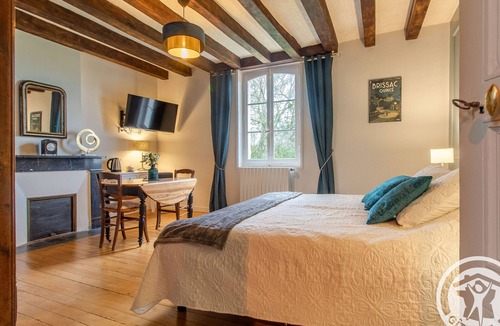 La Menitre Bed & Breakfast | Elegant B&B in La Ménitré with heated pool and wifi