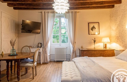 La Menitre Bed & Breakfast | Elegant B&B in La Ménitré with heated pool and wifi