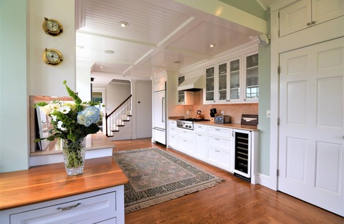 Easton's Point Cottage | Elegant beach cottage overlooking Easton's Beach within 2 miles to Newport, RI
