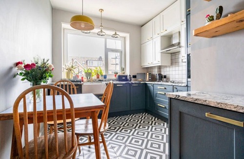 Cliftonville Apartment | Elegant Beach View Work Stay