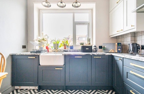 Cliftonville Apartment | Elegant Beach View Work Stay