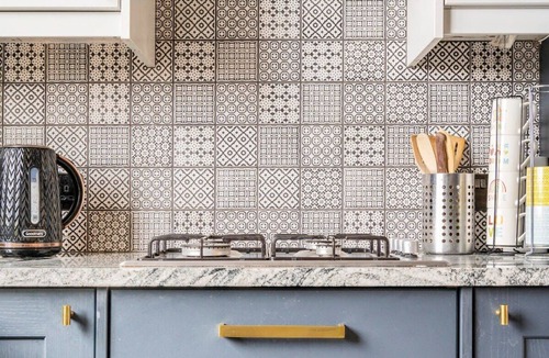 Cliftonville Apartment | Elegant Beach View Work Stay