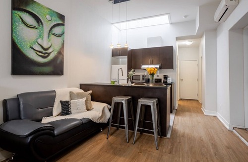 Downtown Montreal Apartment | Elegant Bishop Apartment – Downtown Gem