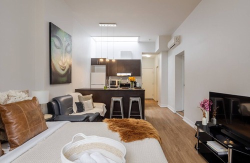 Downtown Montreal Apartment | Elegant Bishop Apartment – Downtown Gem
