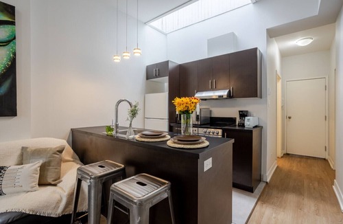 Downtown Montreal Apartment | Elegant Bishop Apartment – Downtown Gem