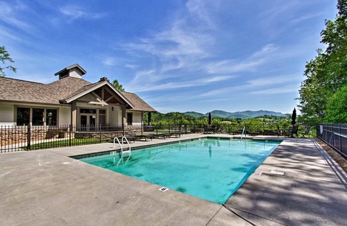 Townsend Condo | Elegant Cades Cove Condo with Community Pool!
