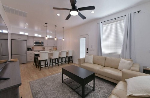 Feldman's House | Elegant Casita half Mile to UA