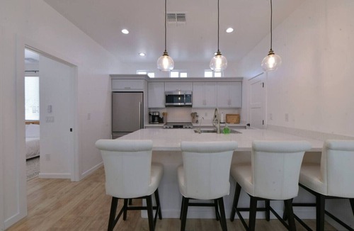 Feldman's House | Elegant Casita half Mile to UA